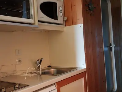 Cuisine ou kitchenette dans l'établissement Studio skis aux pieds, animaux acceptés, Arc 1800 - FR-1-411-800