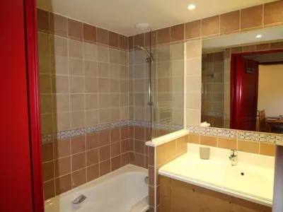 Salle de bains dans l'établissement Appartement 4 pers. pied des pistes avec piscine et parking, Lanslebourg-Val Cenis - FR-1-508-251