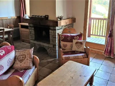Coin salon dans l'établissement Spacieux appartement montagne, 8 pers, piscine & parking - FR-1-411-700
