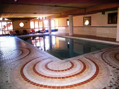 Piscine de l'établissement Spacieux appartement montagne, 8 pers, piscine & parking - FR-1-411-700 ou située à proximité