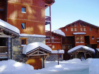 L'établissement Spacieux appartement montagne, 8 pers, piscine & parking - FR-1-411-700 en hiver