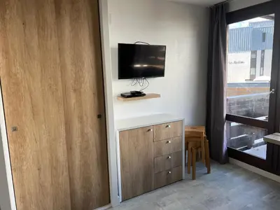 Télévision ou salle de divertissement dans l'établissement MyHome - Génépis 9 - Studio rénové Tignes Val Claret 4 pax sks aux pieds