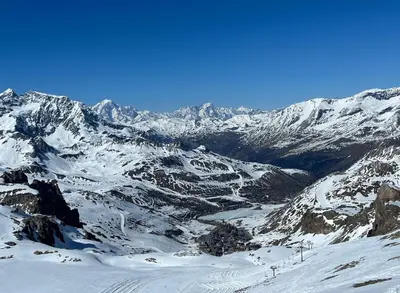 Vue générale sur la montagne ou vue sur la montagne depuis l'appartement