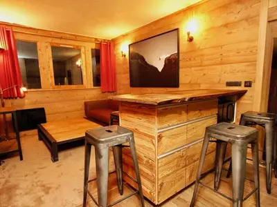 Télévision ou salle de divertissement dans l'établissement Appartement central Val d'Isère, ski aux pieds, 2 chambres, Wifi - FR-1-519-31