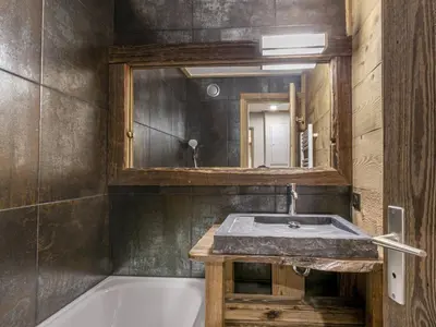 Salle de bains dans l'établissement Appartement central Val d'Isère, ski aux pieds, 2 chambres, Wifi - FR-1-519-31