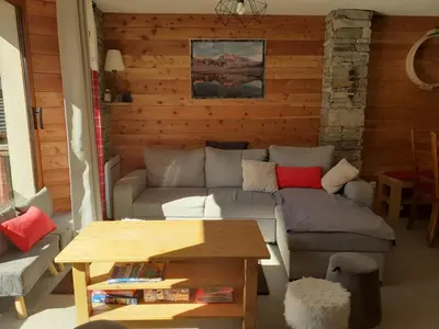 Coin salon dans l'établissement Appartement chaleureux avec wifi de 10 personnes à Val-Cenis
