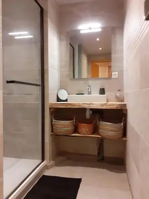 Salle de bains dans l'établissement Appartement chaleureux avec wifi de 10 personnes à Val-Cenis