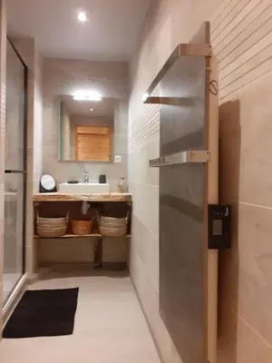 Salle de bains dans l'établissement Appartement chaleureux avec wifi de 10 personnes à Val-Cenis