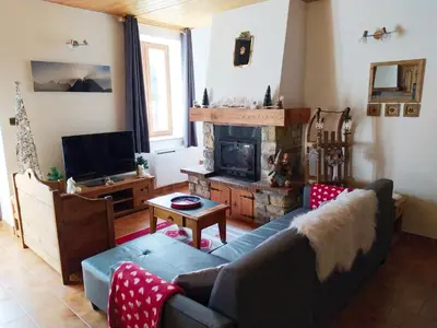 Télévision ou salle de divertissement dans l'établissement Duplex spacieux 6 pers près des pistes - FR-1-464-194