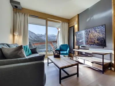 Télévision ou salle de divertissement dans l'établissement Appartement moderne 5 pers. en centre-ville avec Wifi à Tignes - FR-1-641-3