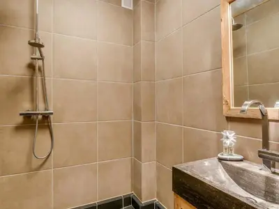 Salle de bains dans l'établissement Chalet de luxe 5 chambres, non fumeur, parking inclus - FR-1-519-32