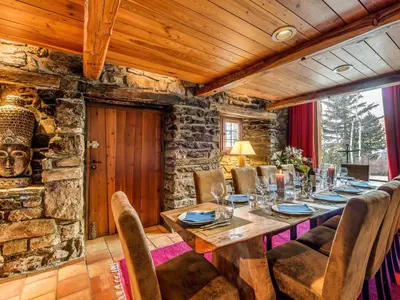 Coin salon dans l'établissement Chalet de luxe 5 chambres, non fumeur, parking inclus - FR-1-519-32