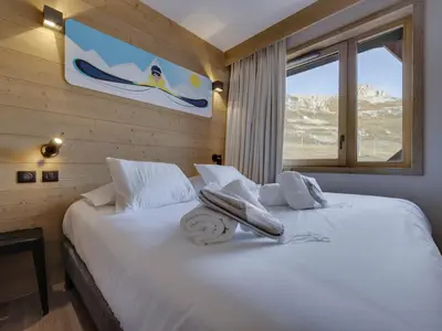 Un ou plusieurs lits dans un hébergement de l'établissement Appartement moderne au cœur de Tignes, idéal pour 7 personnes avec wifi inclus - FR-1-641-2