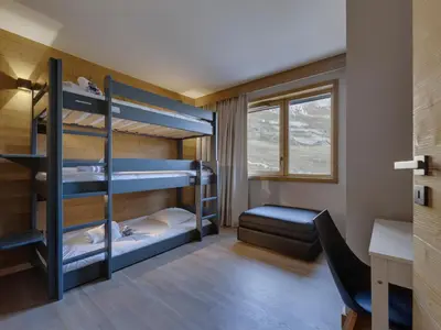 Un ou plusieurs lits dans un hébergement de l'établissement Appartement moderne au cœur de Tignes, idéal pour 7 personnes avec wifi inclus - FR-1-641-2