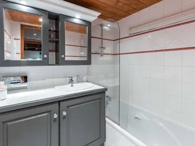 Salle de bains dans l'établissement Charmant 4 pièces avec mezzanine, 9 couchages, Les Arcs 1800 - FR-1-411-710