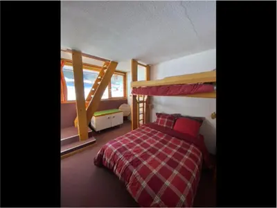 Un ou plusieurs lits dans un hébergement de l'établissement Appartement 3 pièces, 8 pers, skis aux pieds - Arc 1800 - FR-1-411-822