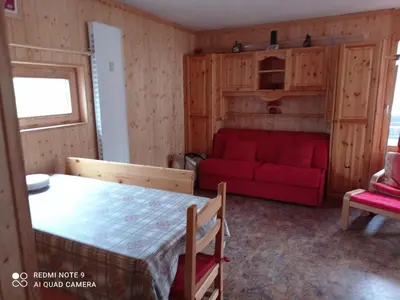 Coin salon dans l'établissement T2 Sud/Ouest avec Wifi à Tignes, 5 couchages, vue montagne - FR-1-449-185