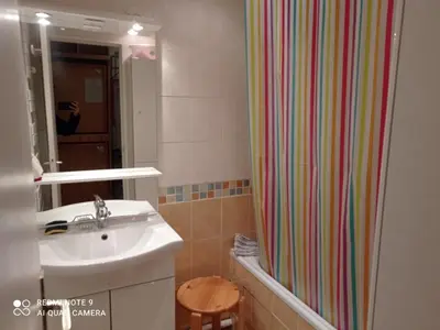 Salle de bains dans l'établissement T2 Sud/Ouest avec Wifi à Tignes, 5 couchages, vue montagne - FR-1-449-185