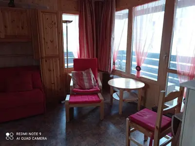 Coin salon dans l'établissement T2 Sud/Ouest avec Wifi à Tignes, 5 couchages, vue montagne - FR-1-449-185