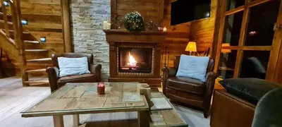 Coin salon dans l'établissement Refuge du Montagnard ARCS 1950