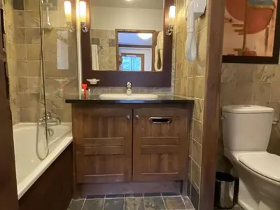 Salle de bains dans l'établissement Arc 1950 - Appartement Premium Rénové - Manoir Savoie