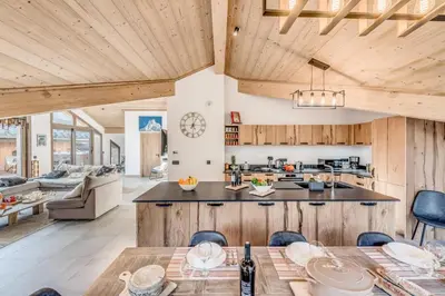 Cuisine ou kitchenette dans l'établissement Résidence Les Terrasses De La Vanoise - 7 pièces duplex 14 personnes 5 MAE-9204