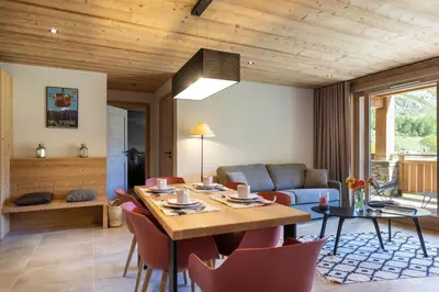 Coin salon dans l'établissement Chalet Hôtelier LES EQUINOXES - VAL D'ISERE