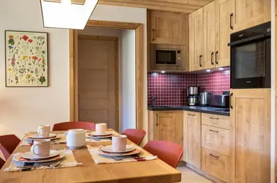 Cuisine ou kitchenette dans l'établissement Chalet Hôtelier LES EQUINOXES - VAL D'ISERE