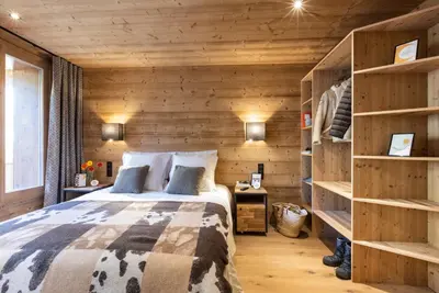 Un ou plusieurs lits dans un hébergement de l'établissement Chalet Hôtelier LES EQUINOXES - VAL D'ISERE