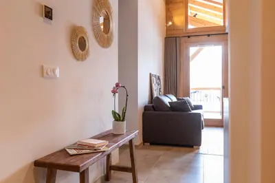 Coin salon dans l'établissement Chalet Hôtelier LES EQUINOXES - VAL D'ISERE