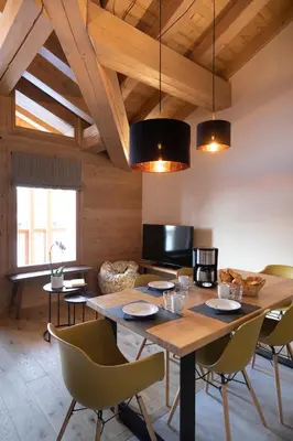 Coin salon dans l'établissement Chalet Hôtelier LES EQUINOXES - VAL D'ISERE