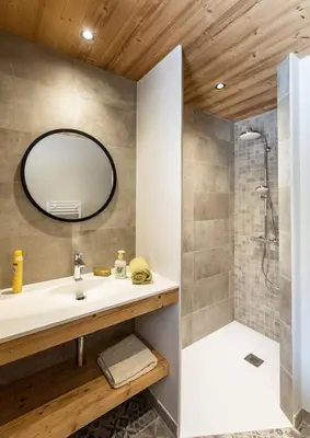 Salle de bains dans l'établissement Chalet Hôtelier LES EQUINOXES - VAL D'ISERE