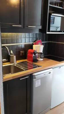 Cuisine ou kitchenette dans l'établissement PARADISKI-BELLE PLAGNE, Altitude 2050m, APPART skis aux pieds 4 personnes