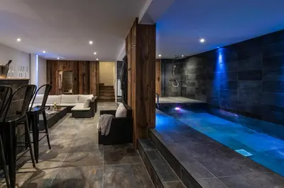 Piscine de l'établissement Chalet Saint Maurice - piscine privée & jacuzzi ou située à proximité