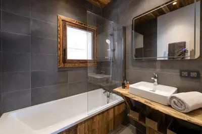 Salle de bains dans l'établissement Chalet Saint Maurice - piscine privée & jacuzzi