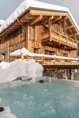 Piscine de l'établissement Chalet Saint Maurice - piscine privée & jacuzzi ou située à proximité