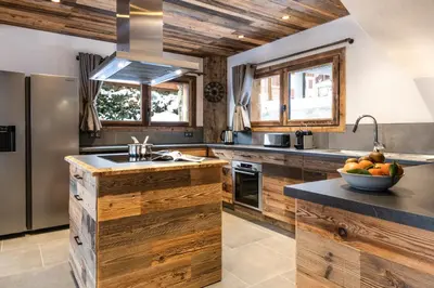Cuisine ou kitchenette dans l'établissement Chalet Saint Maurice - piscine privée & jacuzzi