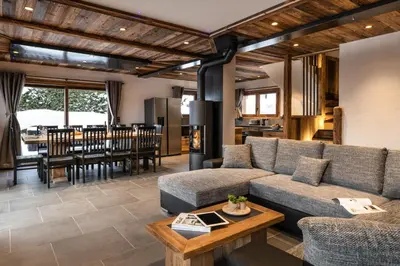 Coin salon dans l'établissement Chalet Saint Maurice - piscine privée & jacuzzi