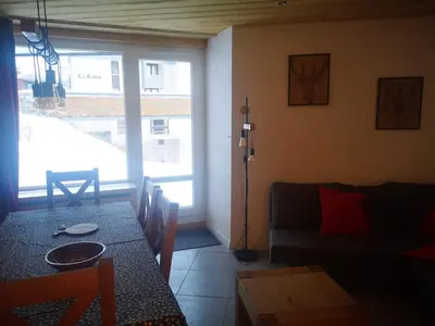 Coin salon dans l'établissement MyHome - Génépis 36 - Super T4 8 pax skis aux pieds - Val Claret