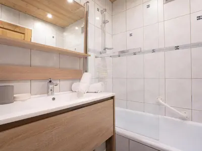 Salle de bains dans l'établissement Apartment Neige d'or - Val Claret-4 by Interhome