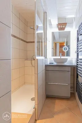Salle de bains dans l'établissement Résidence Le Pied des Pistes C6