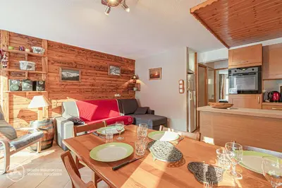Cuisine ou kitchenette dans l'établissement Résidence Le Pied des Pistes C6