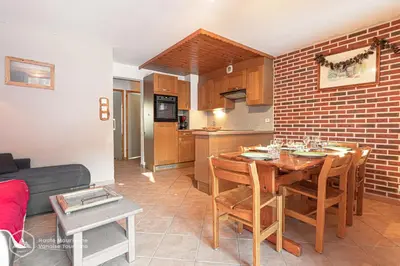Cuisine ou kitchenette dans l'établissement Résidence Le Pied des Pistes C6