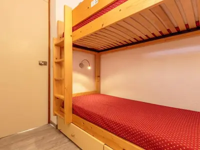 Un ou plusieurs lits dans un hébergement de l'établissement Appartement 4 pers, accès direct pistes, parking inclus - FR-1-351-148