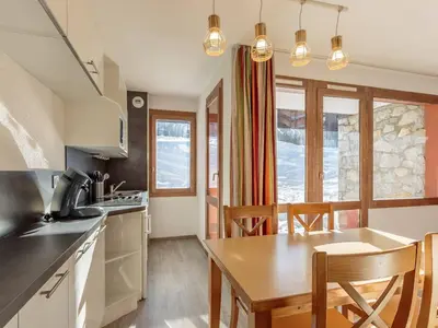 Cuisine ou kitchenette dans l'établissement Appartement 4 pers, accès direct pistes, parking inclus - FR-1-351-148