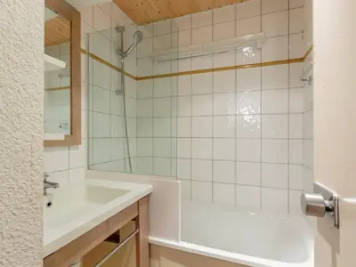 Salle de bains dans l'établissement Appartement 4 pers, accès direct pistes, parking inclus - FR-1-351-148