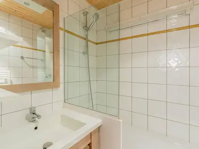 Salle de bains dans l'établissement Appartement 4 pers, accès direct pistes, parking inclus - FR-1-351-148