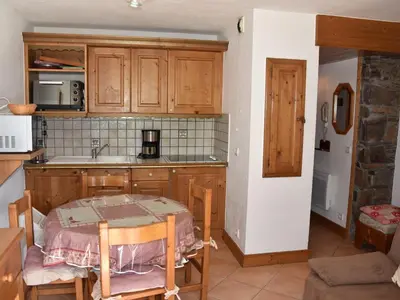 Cuisine ou kitchenette dans l'établissement Appartement avec terrasse - Idéal famille près des pistes - FR-1-464-190