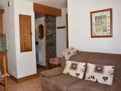 Coin salon dans l'établissement Appartement avec terrasse - Idéal famille près des pistes - FR-1-464-190