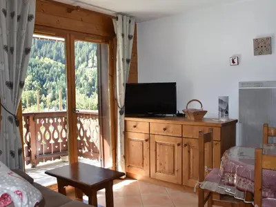 Télévision ou salle de divertissement dans l'établissement Appartement avec terrasse - Idéal famille près des pistes - FR-1-464-190